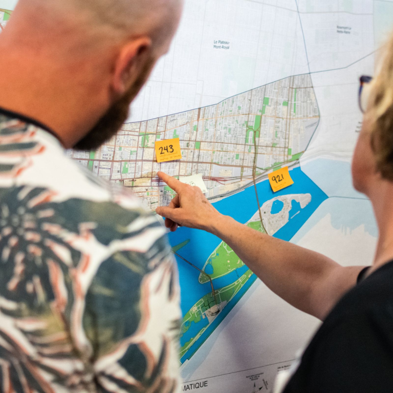 Atelier citoyen avec une carte de Montréal
